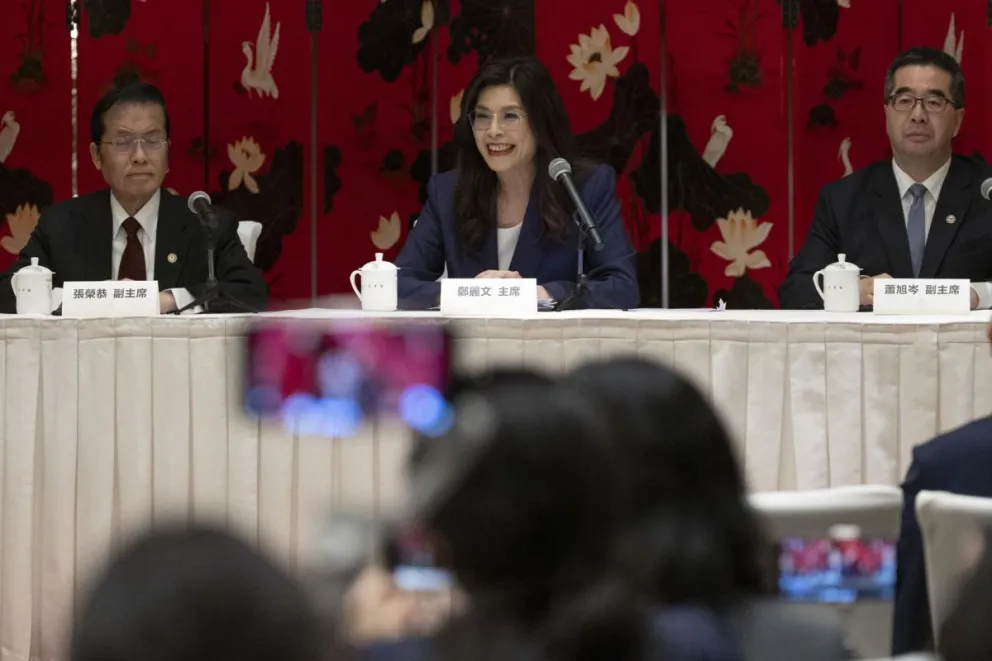 La líder de la oposición taiwanesa, Cheng Li-wun, atiende a los medios durante su viaje a China. Foto: EFE 
