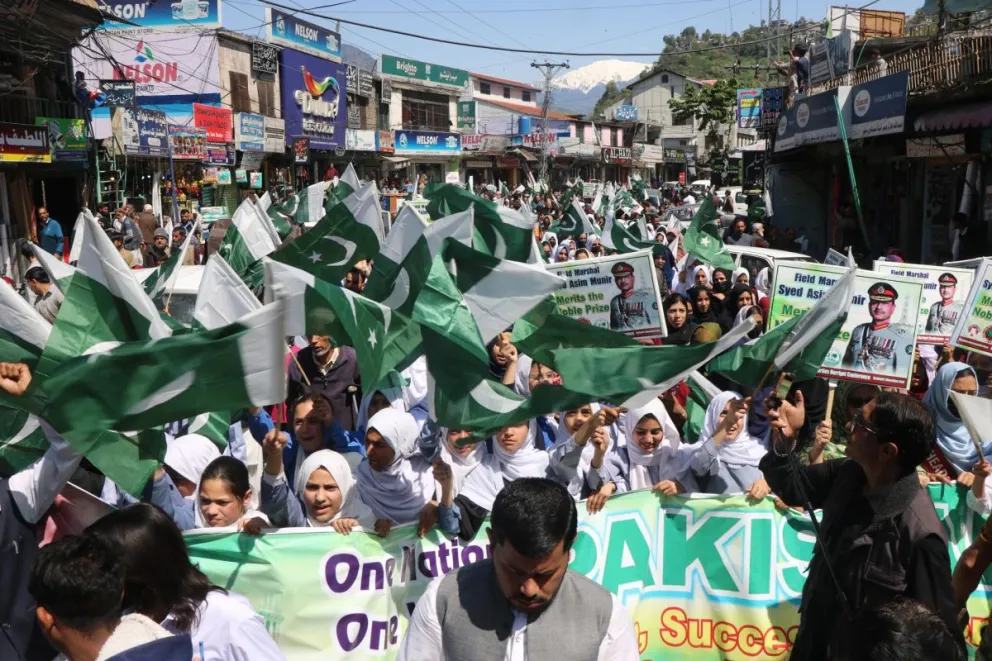Manifestaciones en Pakistán en apoyo al alto el fuego temporal sellado entre Estados Unidos e Irán, cuyos representantes tienen previsto reunirse este fin de semana en Islamabad. Foto: EFE