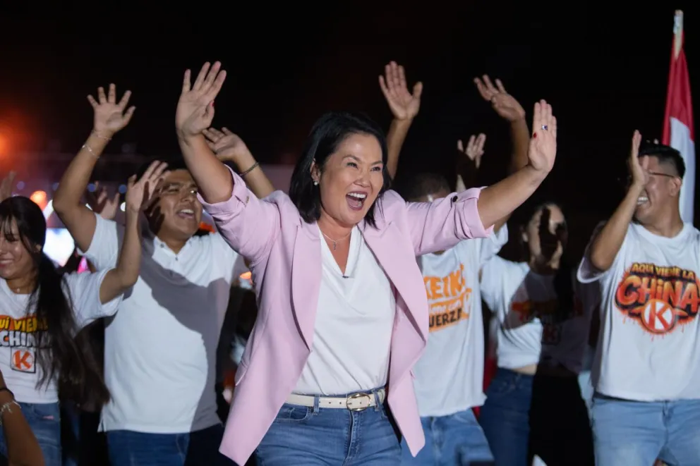 La candidata a la Presidencia de Perú por el partido Fuerza Popular, Keiko Fujimori (c), reacciona durante el cierre de su campaña este jueves, en Lima (Perú). Foto: EFE