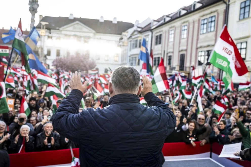 El primer ministro húngaro y líder del partido Fidesz, Viktor Orbán, se dirige a sus seguidores durante un mitin de campaña. Foto: EFE 