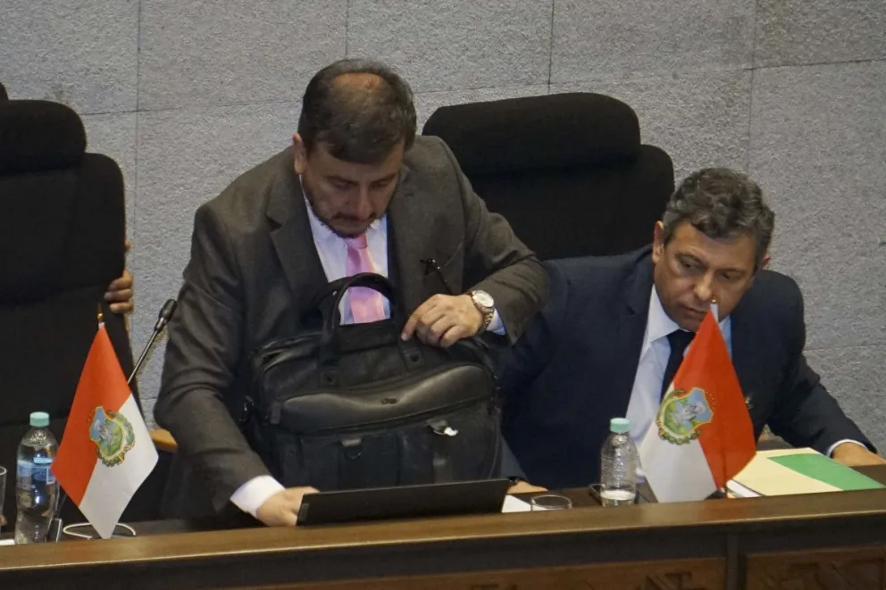 El ministro de Hidrocarburos, Mauricio Medinaceli, en el acto interpelatorio. Foto: APG 