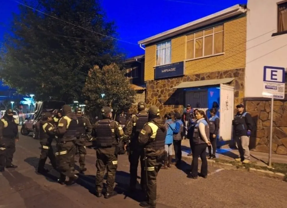 La Policía y la Guardia Municipal durante el operativo. Foto: AMUN / SMMSC
