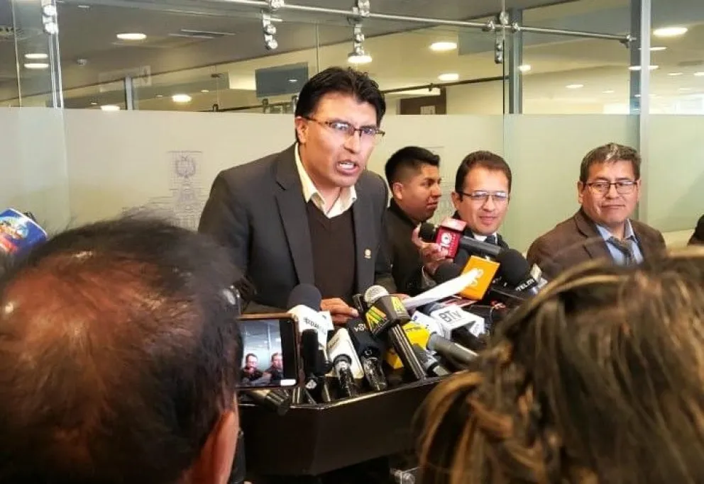 El senador Nilton Condori en conferencia de prensa en el Legislativo. Foto: RRSS del legislador 