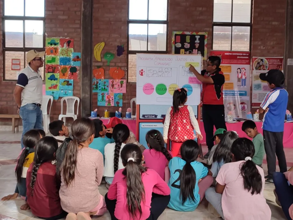 Niños y niñas pasan un curso. Foto: Save The Children