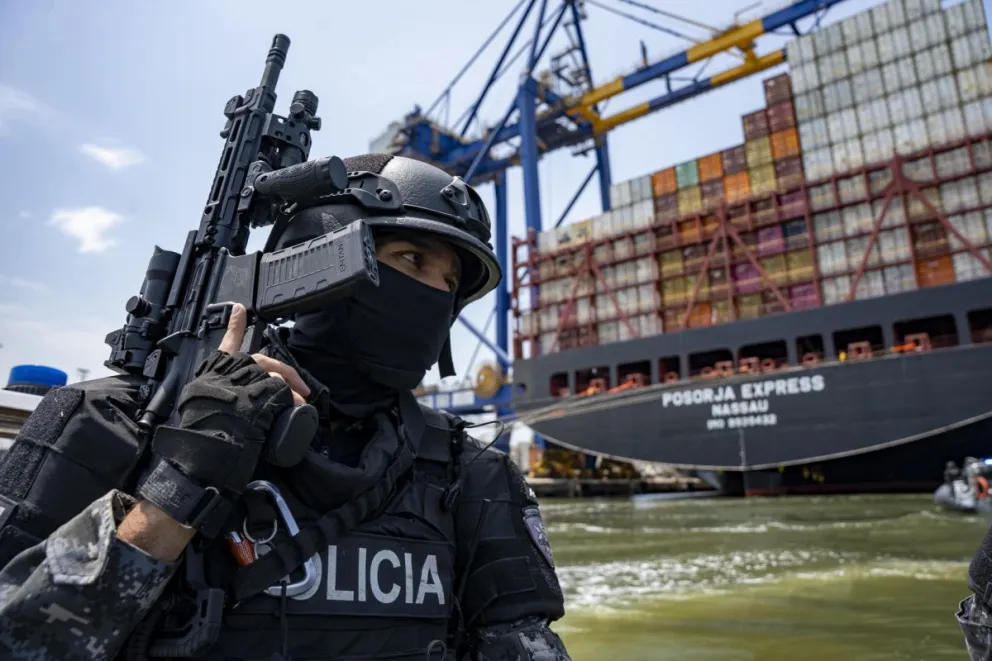 Integrantes del Grupo Especial Móvil Antinarcóticos de Ecuador (GEMA) realizan operativos de control antidrogas este 7 de abril de 2026, en el Golfo de Guayaquil (Ecuador). Foto: EFE