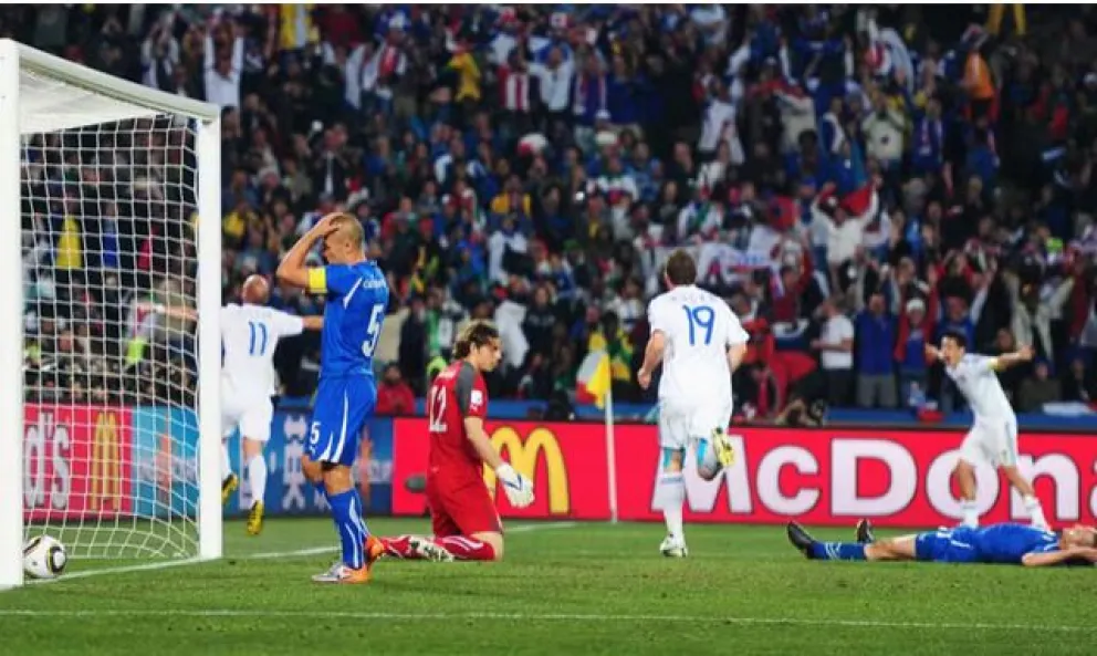 La selección italiana se lamenta por uno de los goles de Eslovaquia. Foto: FIFA.