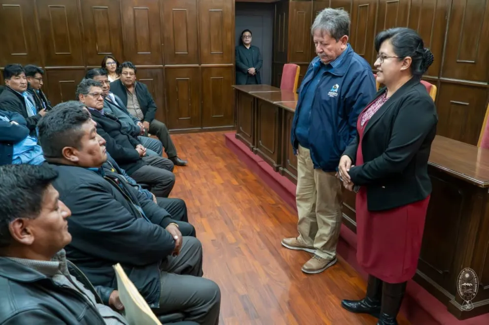 Este viernes, la rectora de la UMSA, María Eugenia García Moreno, recibió a representantes de todos los sectores del transporte del departamento de La Paz. Foto: UMSA