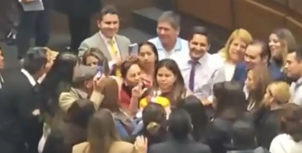 La legisladora festejada en el centro del grupo. Foto: Captura de imagen de DTV 