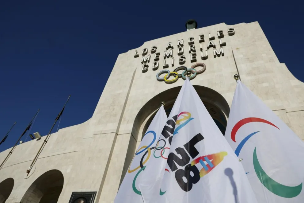 Banderas de Los Ángeles 2028 en el Memorial Colisseum. Foto: EFE.