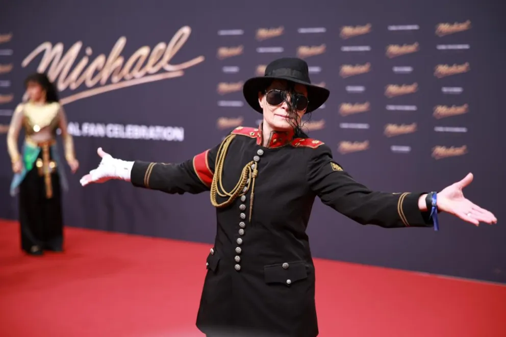 Un invitado posa en la alfombra roja antes del estreno de la película 'Michael' en Berlín, Alemania, 10 de abril de 2026. Foto: EFE