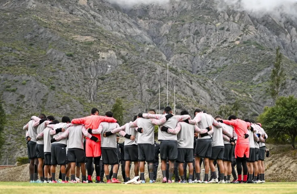 El plantel Millonario previo a su práctica. Foto: Club Always Ready.
