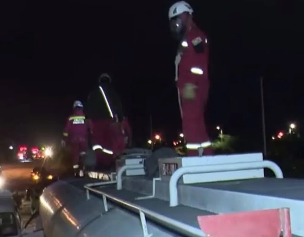 Bomberos en la cisterna donde se encontraron a los dos fallecidos. Foto: Unitel