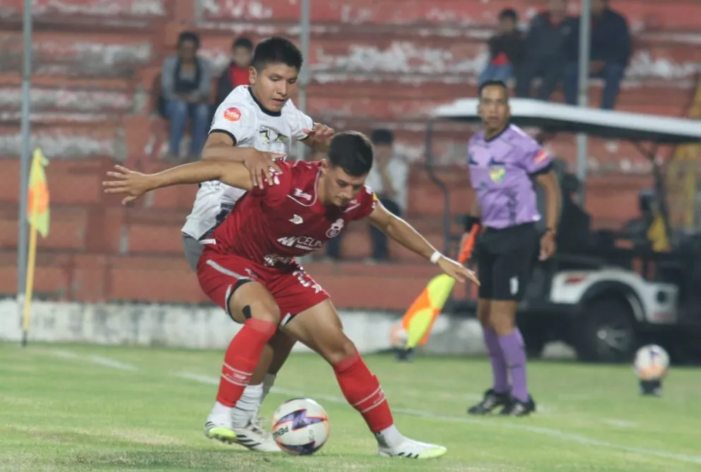 Incidencia entre Guabirá (de rojo) e Independiente. Foto: Agencia Marka Registrada.