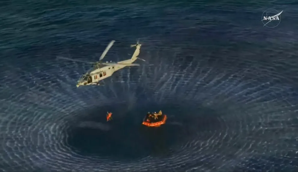 Captura de imagen de una transmisión de la NASA de un helicóptero transportando a un tripulante de Artemis II luego de salir de la capsula Orión este viernes, en el Pacífico frente a la costa de California (EE.UU.). Foto: EFE/ NASA