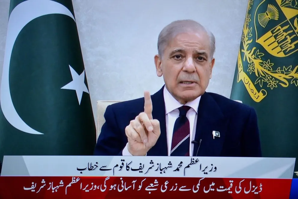 El primer ministro pakistaní, Shehbaz Sharif, durante un discurso a la nación televisado este viernes por la noche en Peshawar, Pakistán. Islamabad se prepara para recibir delegaciones de alto nivel de los Estados Unidos e Irán. Foto: EFE