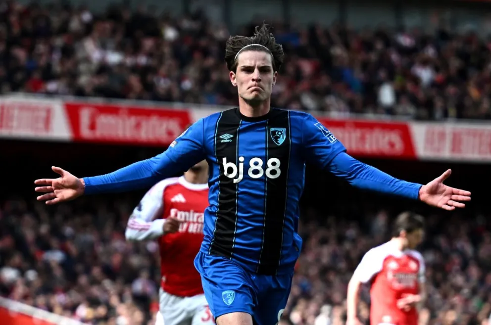 Alex Scott celebra el gol ante el puntero de la Premier League. Foto: PL