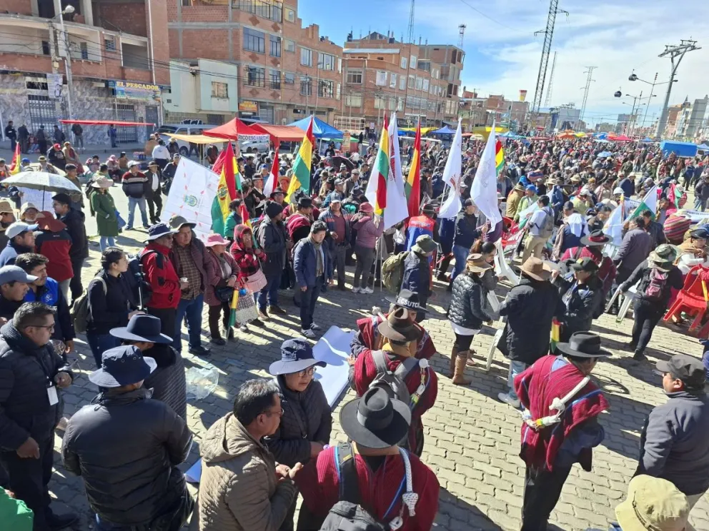 Las organizaciones sociales ya llegan al cabildo. Foto: Noticias QhanaPacha.com