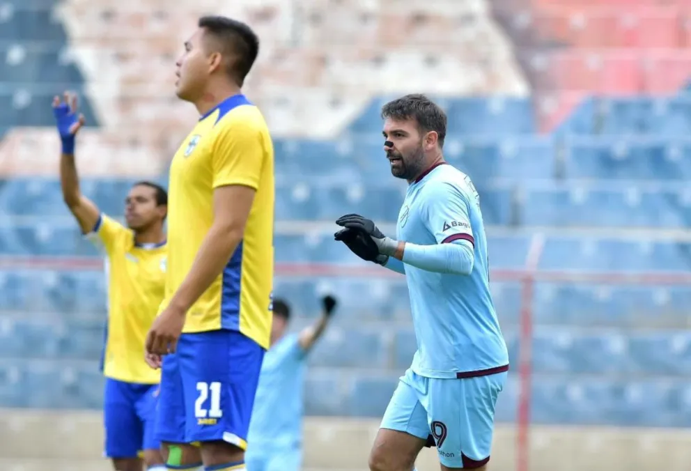 Martín Cauteruccio celebra el primer gol del partido en El Alto. Foto: APG
