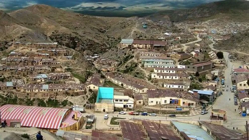Este sábado, una convocatoria de la Cooperativa 26 de Febrero R.L. a una asamblea en los predios de la Empresa Minera Colquiri, causó alarma y la declaratoria de emergencia de los trabajadores. Foto Erbol