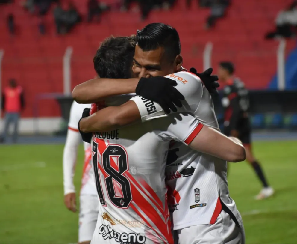 Alvarez, a la derecha, celebra el único gol del encuentro. Foto: Agencia Marka Registrada