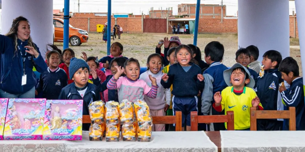 Niños celebran el Día de la Niña y el Niño en una unidad educativa de La Paz. | Foto: RRSS.
