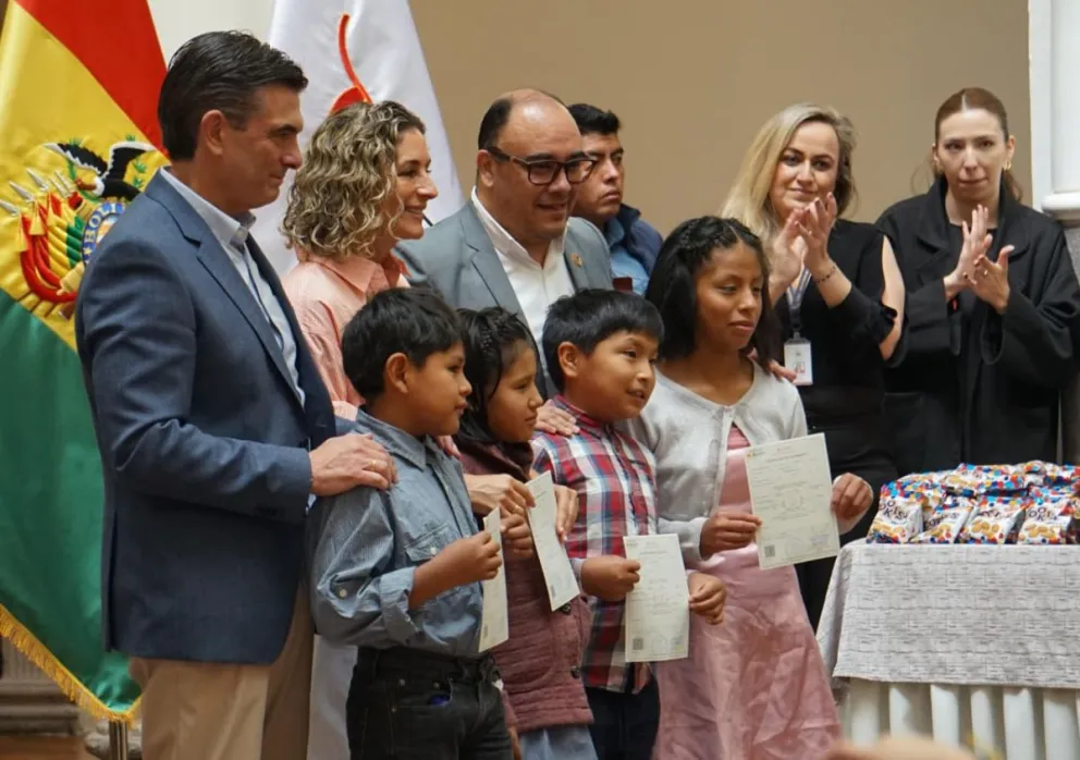 El presidente Rodrigo Paz junto a otras autoridades en la celebración del Día del Niño. Foto:APG