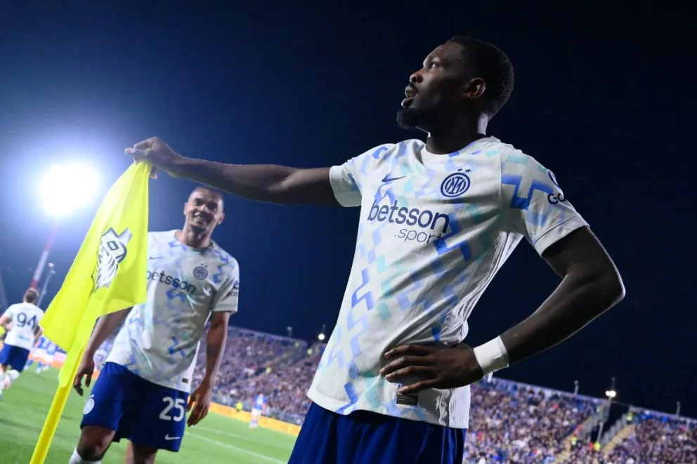 Denzel celebra uno de los goles del Inter en el juego de este domingo. Foto: IM