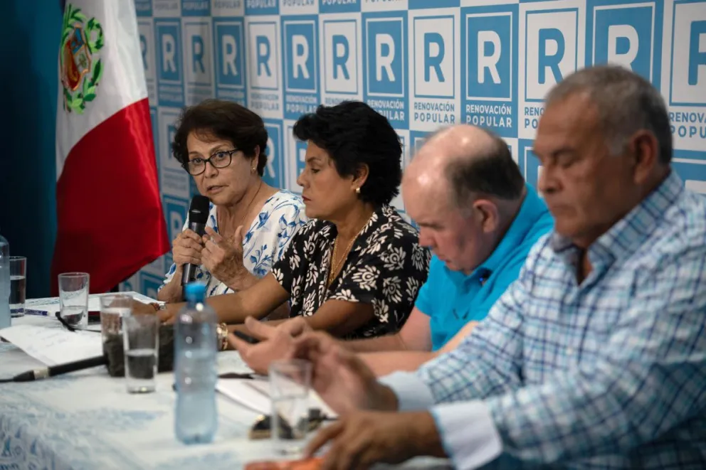 La representante de Renovación Popular, Gladys Echaiz (i), habla en una rueda de prensa en Lima (Perú). Foto: EFE/ John Reyes Mejia