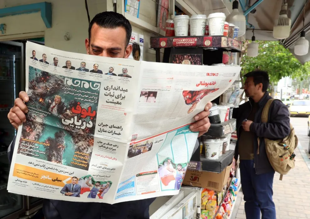Un iraní lee el diario iraní Jame Jam con el titular "Sea Bluff" junto a un quiosco en Teherán, Irán. Foto: EFE