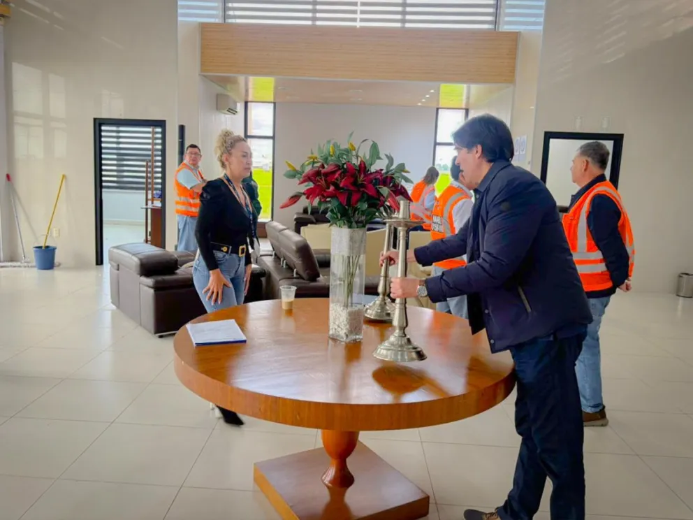 El ministro de Obras Públicas, Mauricio Zamorana, participa del retiro de muebles de la Terminal Presidencial. Foto archivo