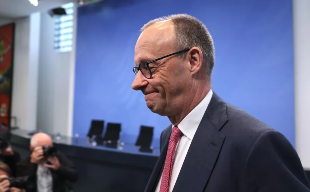 El canciller alemán Friedrich Merz abandona una conferencia de prensa después de las conversaciones de la coalición en Berlín, Alemania. Foto: EFE