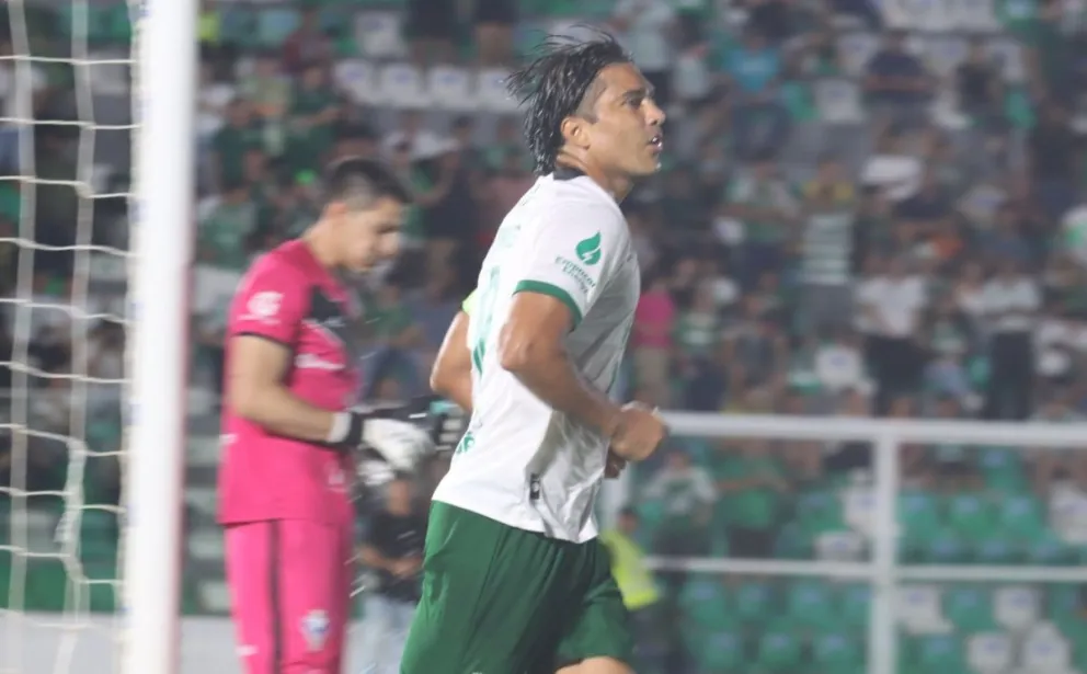 Marcelo Martins, jugador de Oriente, festeja uno de los dos goles que le hizo a GV San José el domingo. Foto: APG