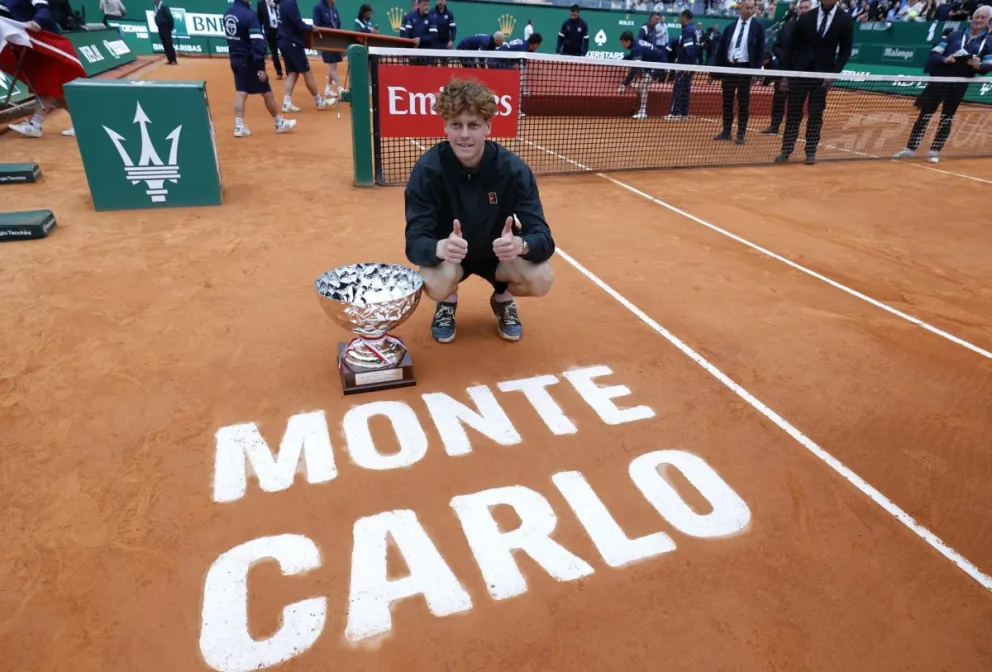 Jannik Sinner posa con el trofeo de campeón del torneo de Montecarlo. Foto: EFE.