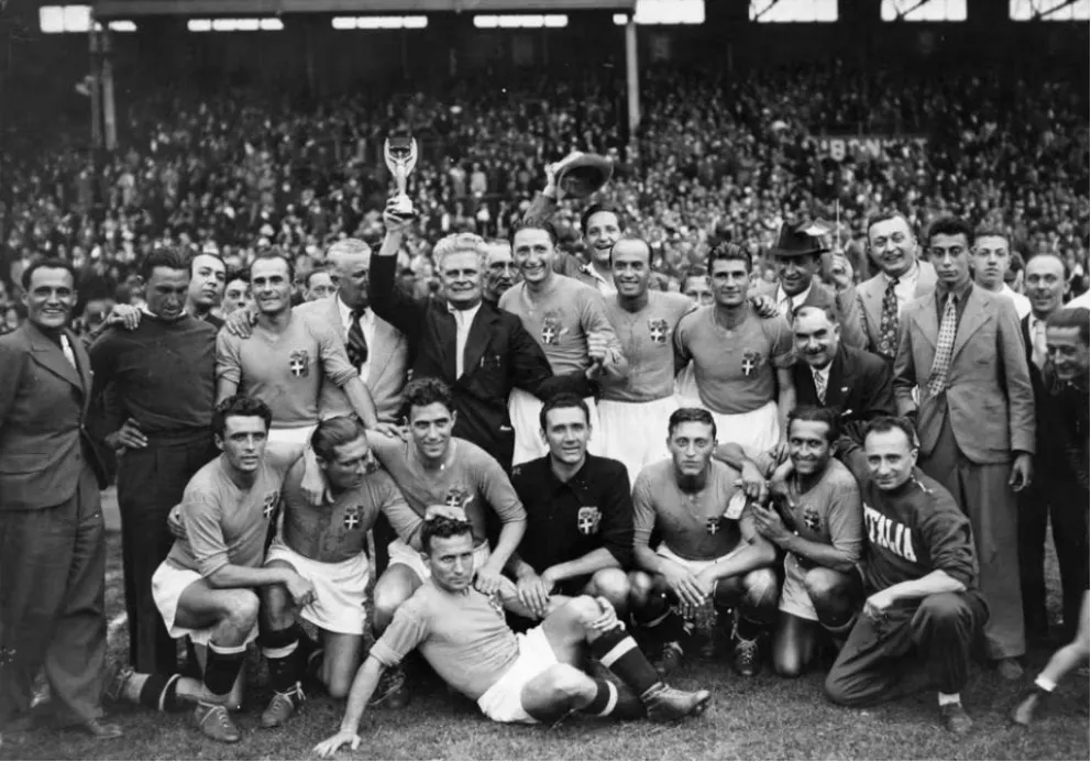La selección italiana con uno de sus dos títulos. Foto: FIFA.