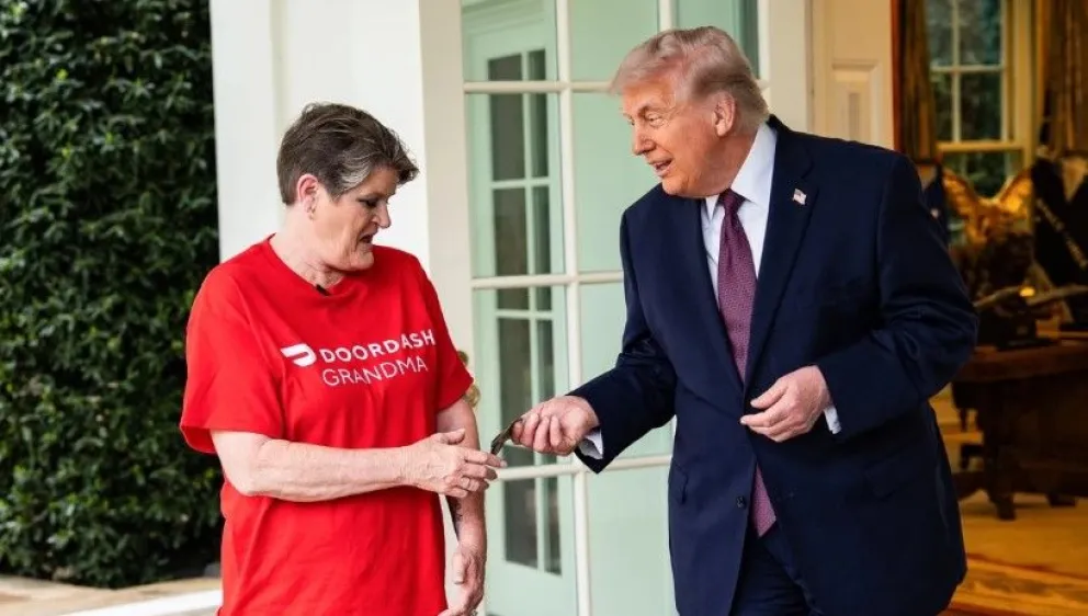 El presidente Donald Trump recibió este lunes su pedida de la cadena McDonald's. Foto: EFE/EPA/SALWAN GEORGES