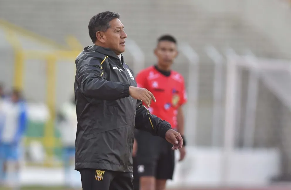 Sixto Vizuete, el técnico del Tigre, da instrucciones a sus jugadores en el partido del domingo. Crédito: APG