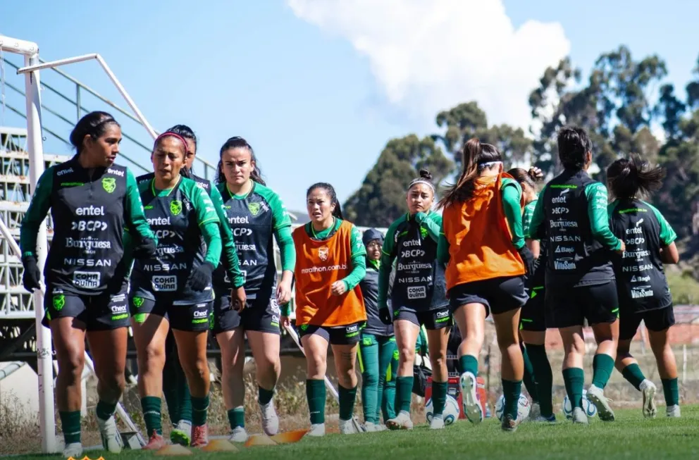 Uno de los entrenamientos de la Selección femenina en Huarina antes de enfrentar a Uruguay. Foto: La Verde - FBF