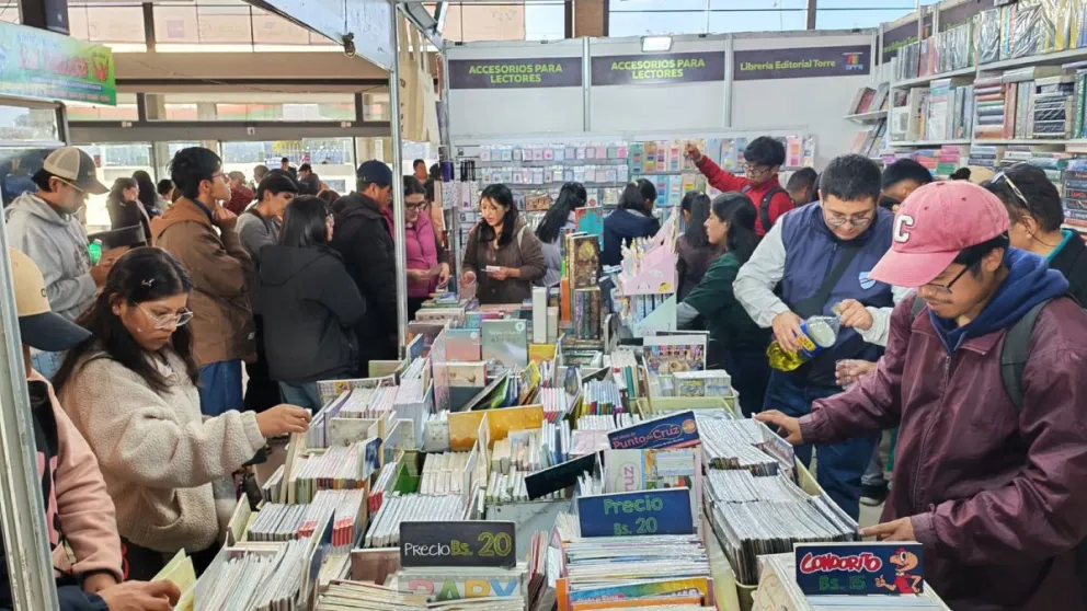 Asistentes en la tercera versión de la Feria Internacional del Libro de El Alto (FILEA). Foto: CDLLP