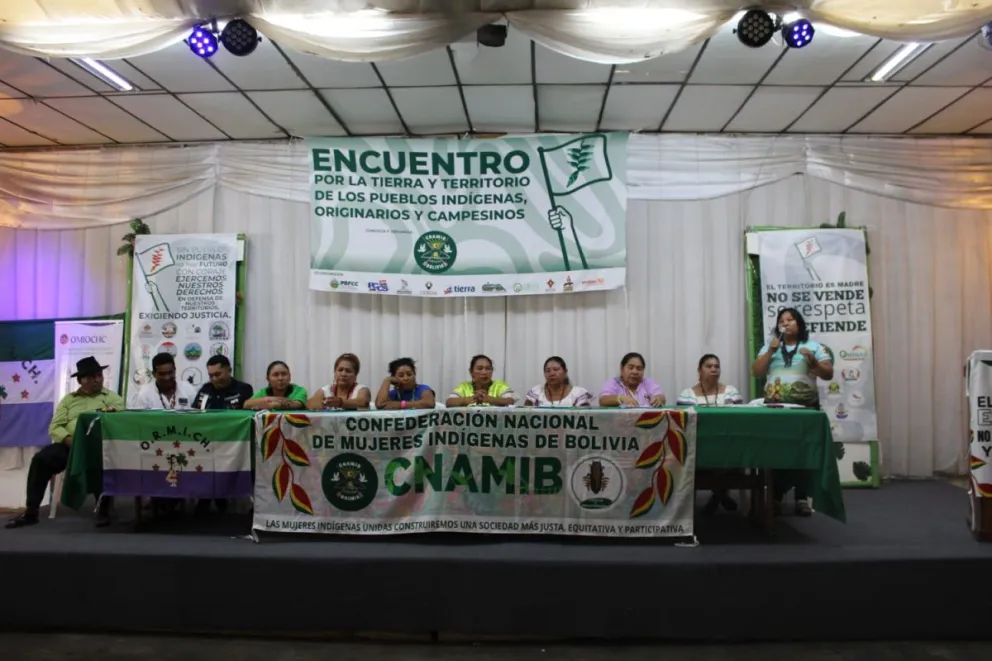 Organizaciones indígenas y campesinas se organizan en contra de la Ley 1720, que autoriza la conversión de la pequeña propiedad a mediana propiedad, por el INRA. Foto: CNAMIB