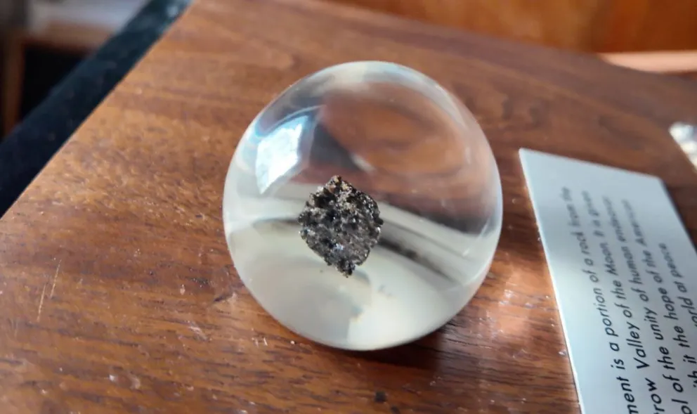 El fragmento de la Luna resguardado en La Paz. Foto: UMSA