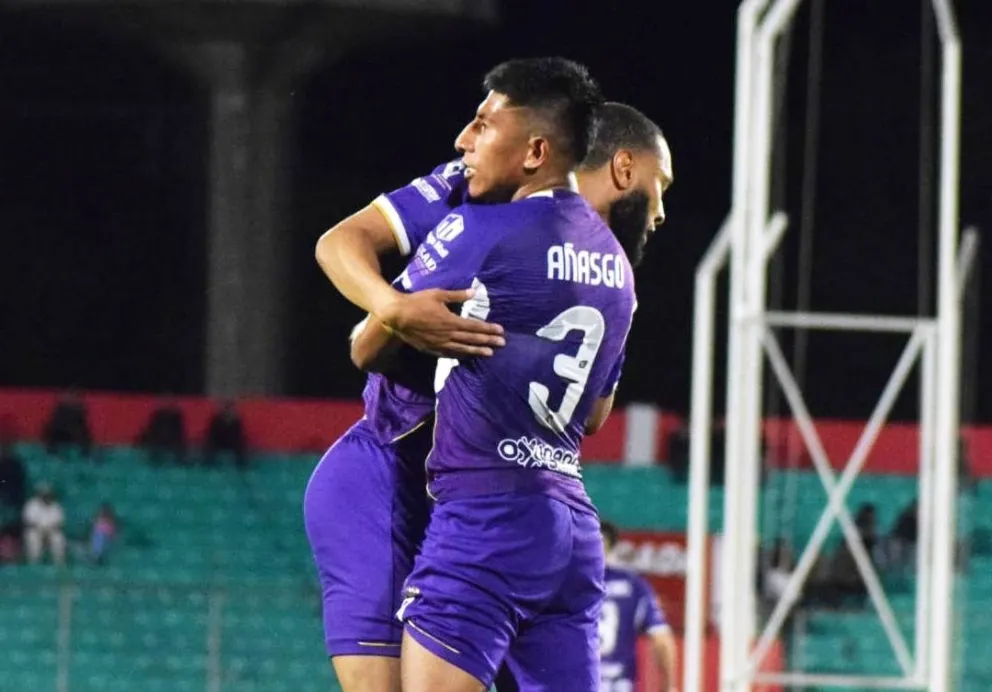 Rivas y Añasgo celebran el empate de los potosinos en el estadio IV Centenario. Foto: Agencia Marka Registrada
