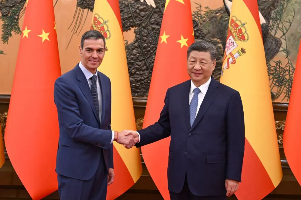 El jefe del Gobierno español, Pedro Sánchez, posando junto al presidente chino, Xi Jinping. Foto: EFE 