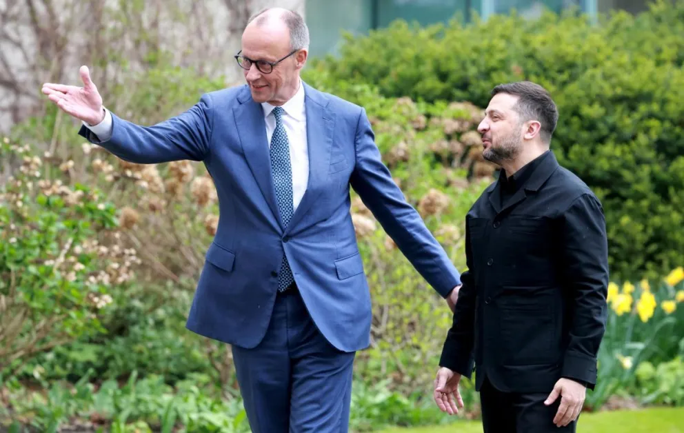 El canciller alemán Friedrich Merz recibe al presidente ucraniano Volodymyr Zelensky en la Cancillería en Berlín. Foto: EFE