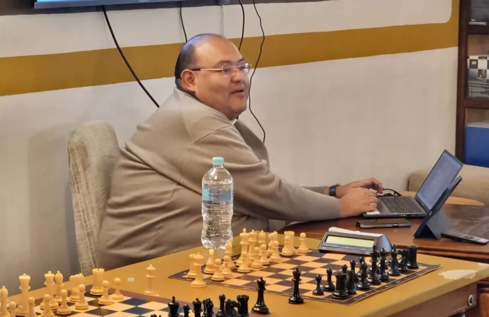 Zambrana dicta una clases anterior. Foto: Federación Boliviana de Ajedrez.