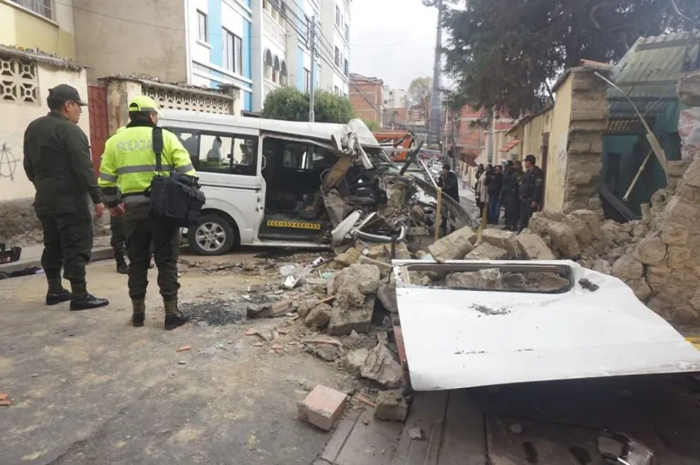 El minibús que impactó en la vivienda. Foto: APG 