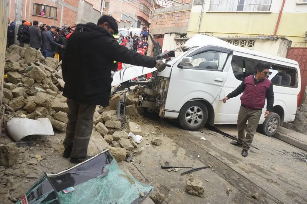 El minibús que impactó en una vivienda en La Paz. Foto: APG 