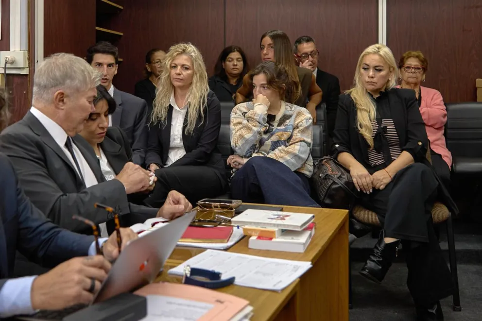 Fernando Burlando (izq.), abogado de la familia Maradona, Gianina, Dalma y Verónica Ojeda, asisten al tribunal de San Isidro. Foto: EFE.