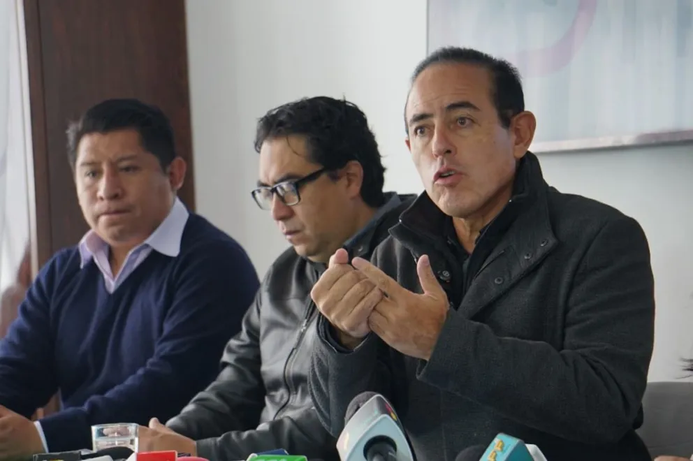 Dockweiler junto a integrantes de su equipo, este martes. Foto: APG 