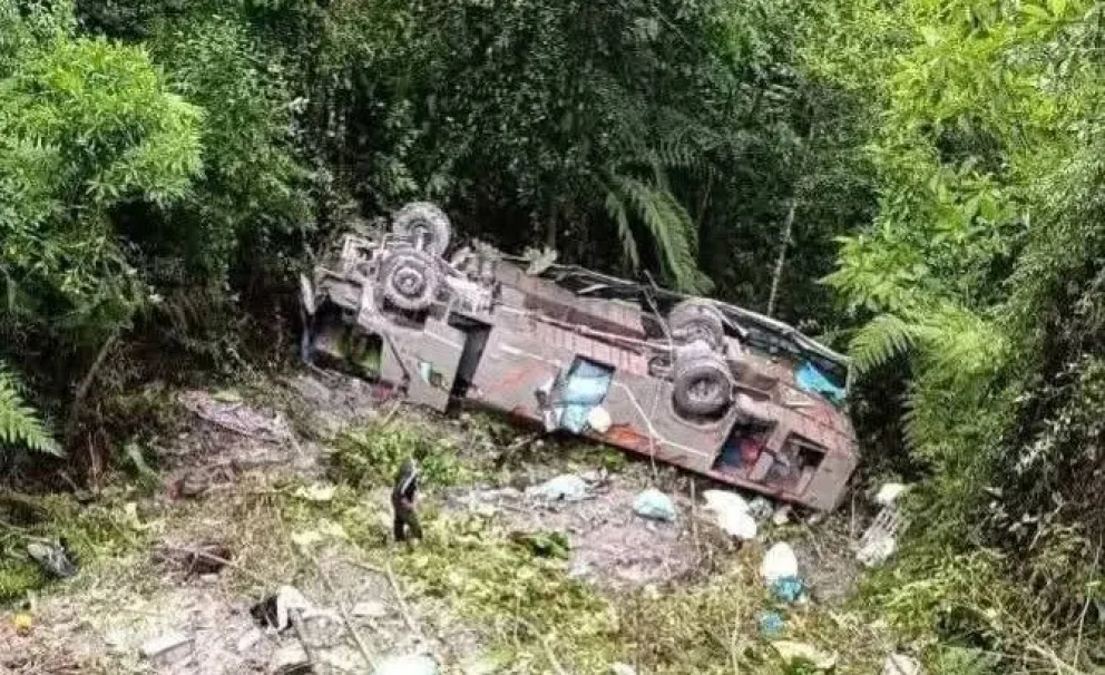 El bus de transporte interprovincial quedó en el fondo de una quebrada. 