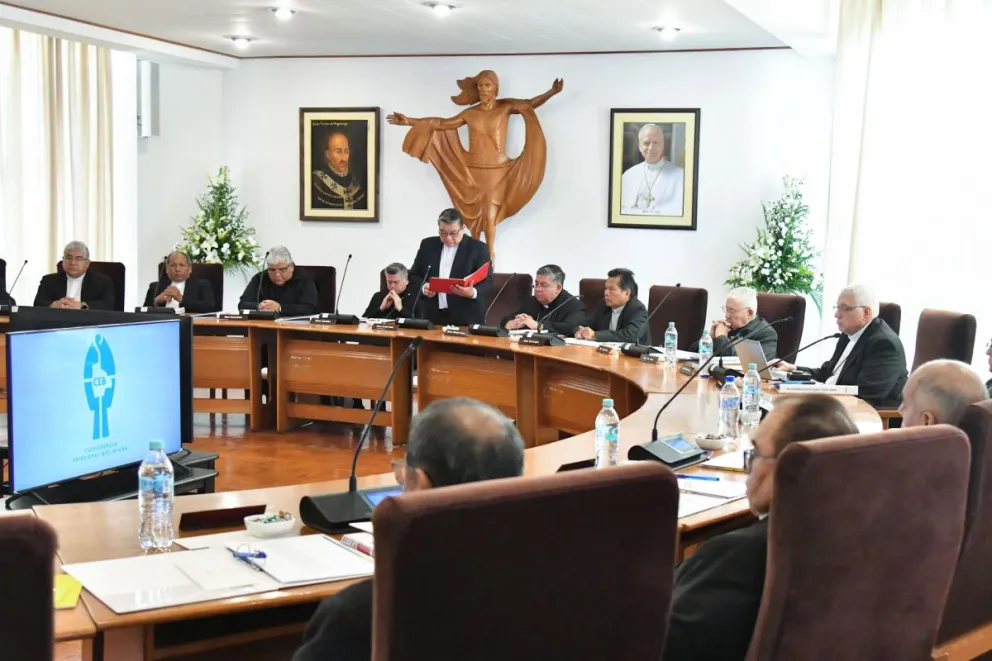 El presidente de la Conferencia Episcopal Boliviana, monseñor Aurelio Pesoa, habla durante una asamblea de obispos, en Cochabamba (Bolivia). Foto: EFE
